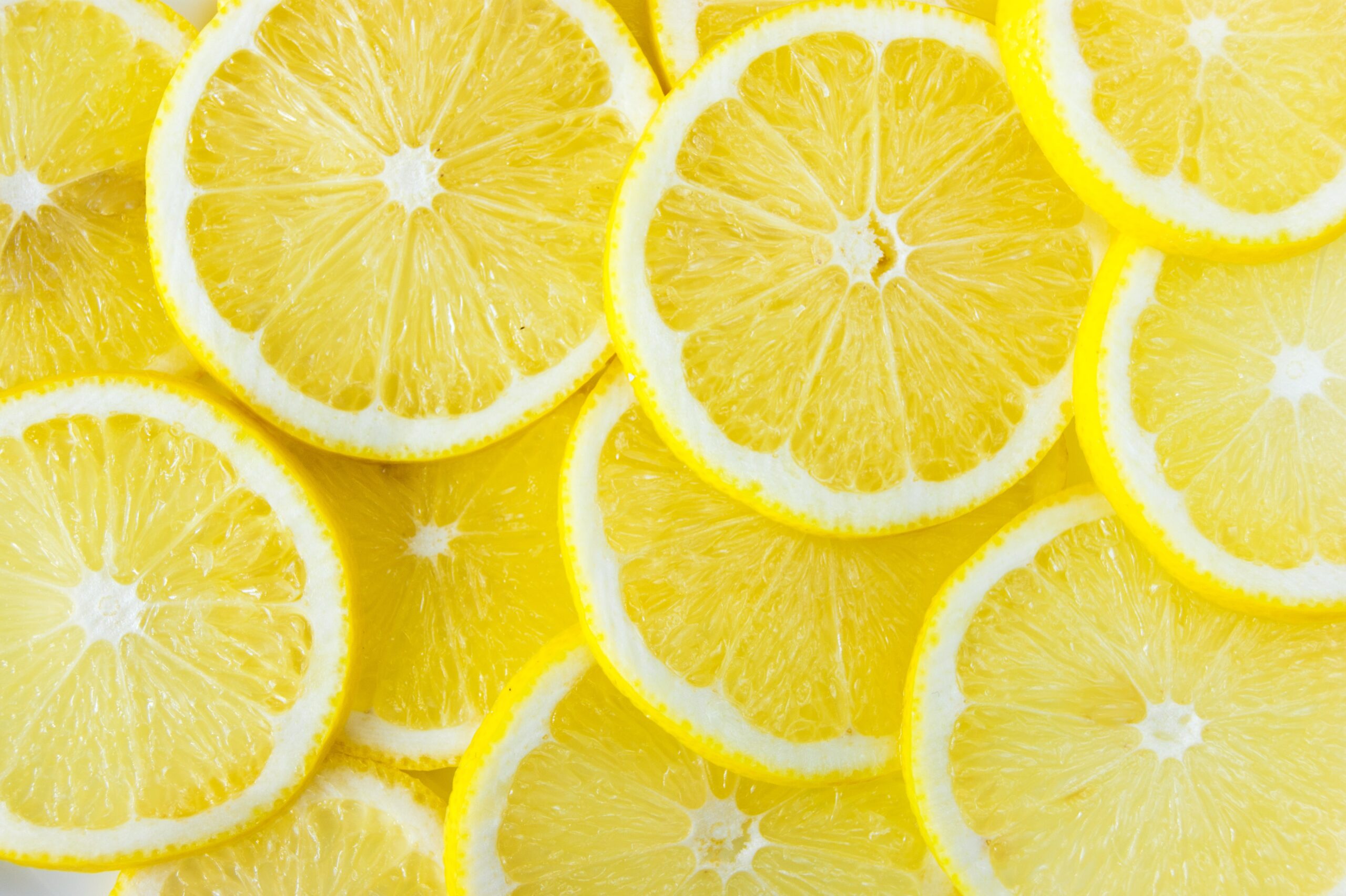 Lemons and lemon juice can have many health benefits, including better heart health, increased antioxidant consumption, and smoother digestion.